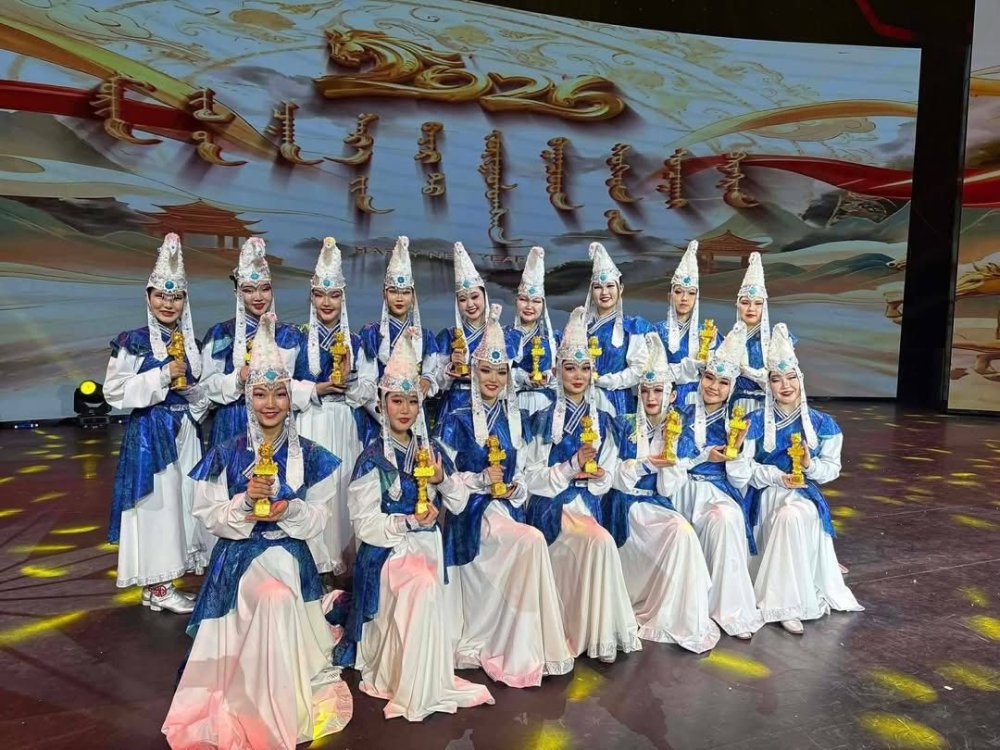 Бүжихүйн өв” клубийн сурагчид алтан цом хүртэв